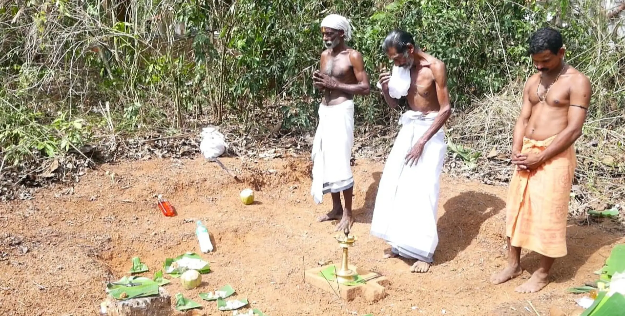 കൊട്ടിയൂർ വൈശാഖ ഉത്സവത്തിൻ്റെ ഓടപ്പൂക്കാലത്തിന് വരവറിയിച്ച് ദൈവത്തെ കാണൽ