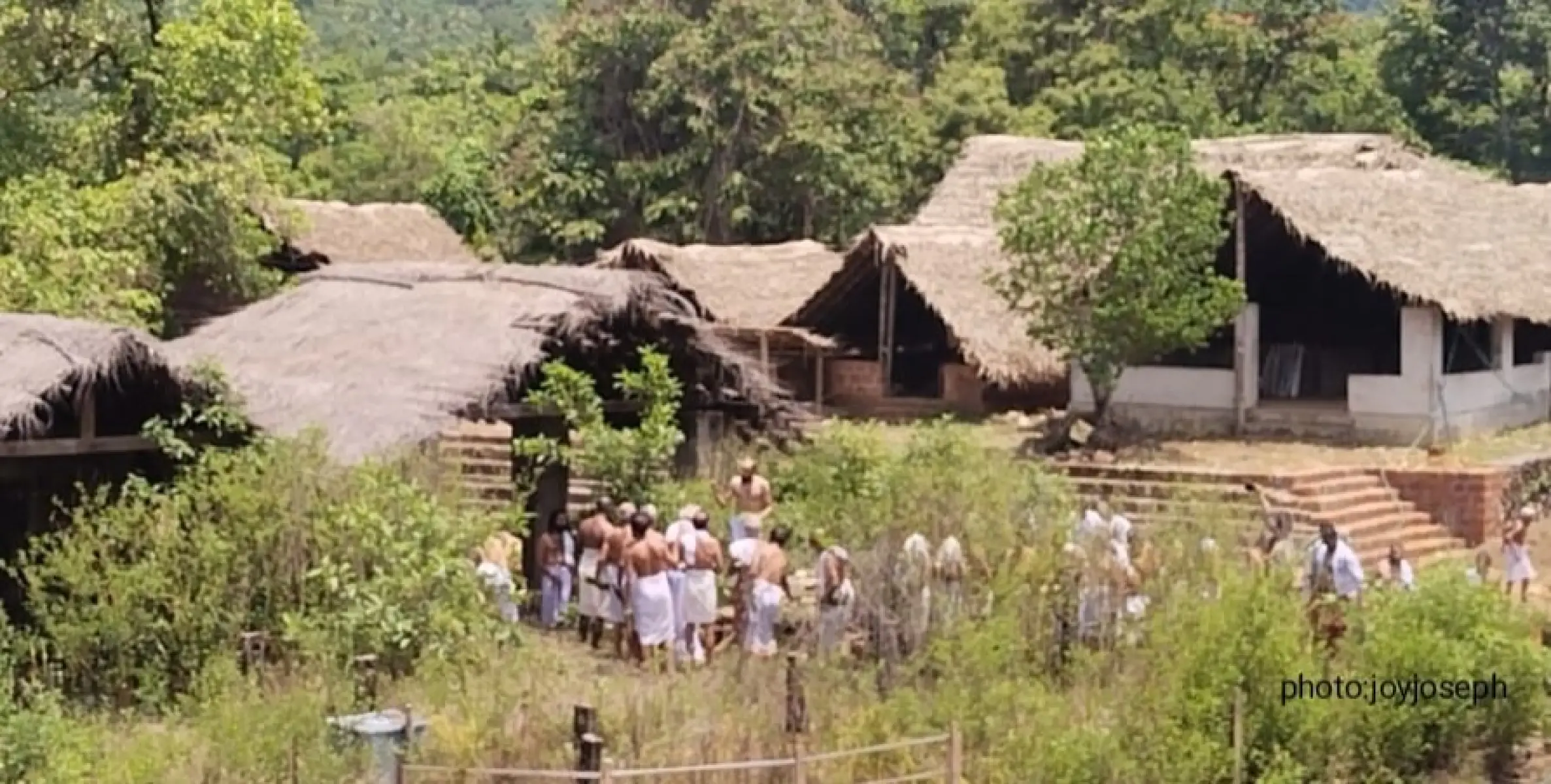 പെരും ആൾക്ക് നീരഭിഷേകം. 