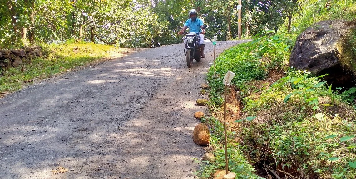 കണ്ണ് തെറ്റിയാൽ കാലിടറും.പിന്നെ കിടക്കുന്നത് കുഴിയിൽ..