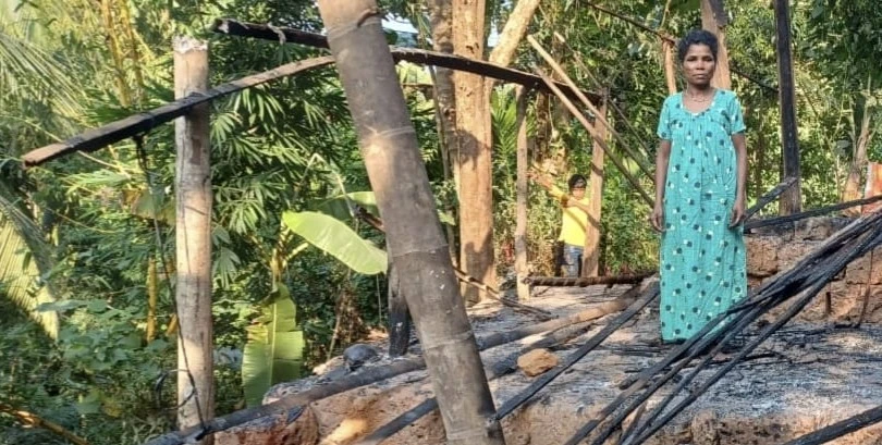 അഞ്ചംഗ ആദിവാസി കുടുംബം താമസിച്ചിരുന്ന ഷെഡിന് ബന്ധു തീ വച്ചു