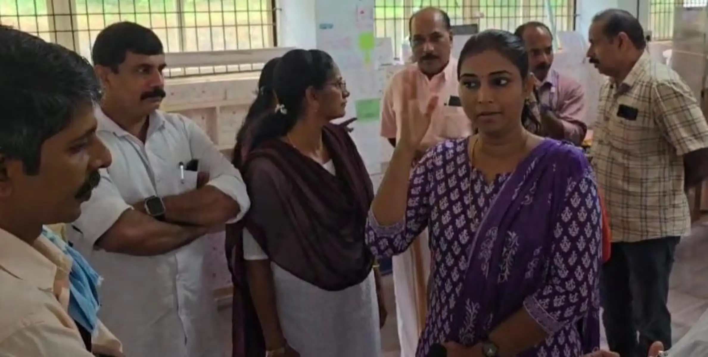 ശാന്തിഗിരിയിൽ  ക്യാംപിൽ  കഴിയുന്നവരെ ക്ഷീര വികസന വകുപ്പ് ഉദ്യോഗസ്ഥർ സന്ദർശിച്ചു