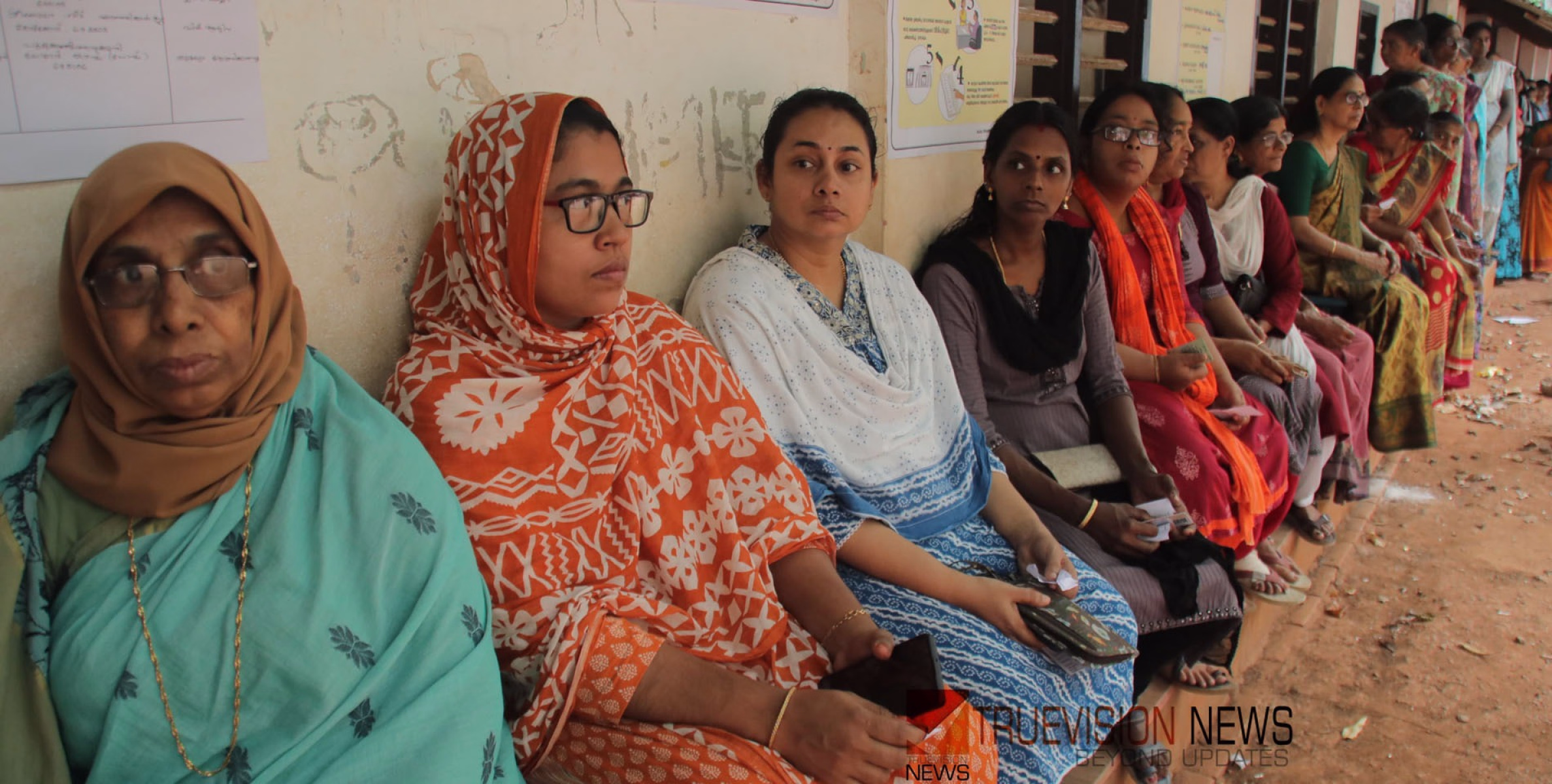 #loksabhaelection2024 | വോട്ടിംഗ് സമയം അവസാനിച്ചിട്ടും വടകര താലൂക്കിൽ ക്യൂവിൽ നൂറുകണക്കിന് വോട്ടർമാർ 