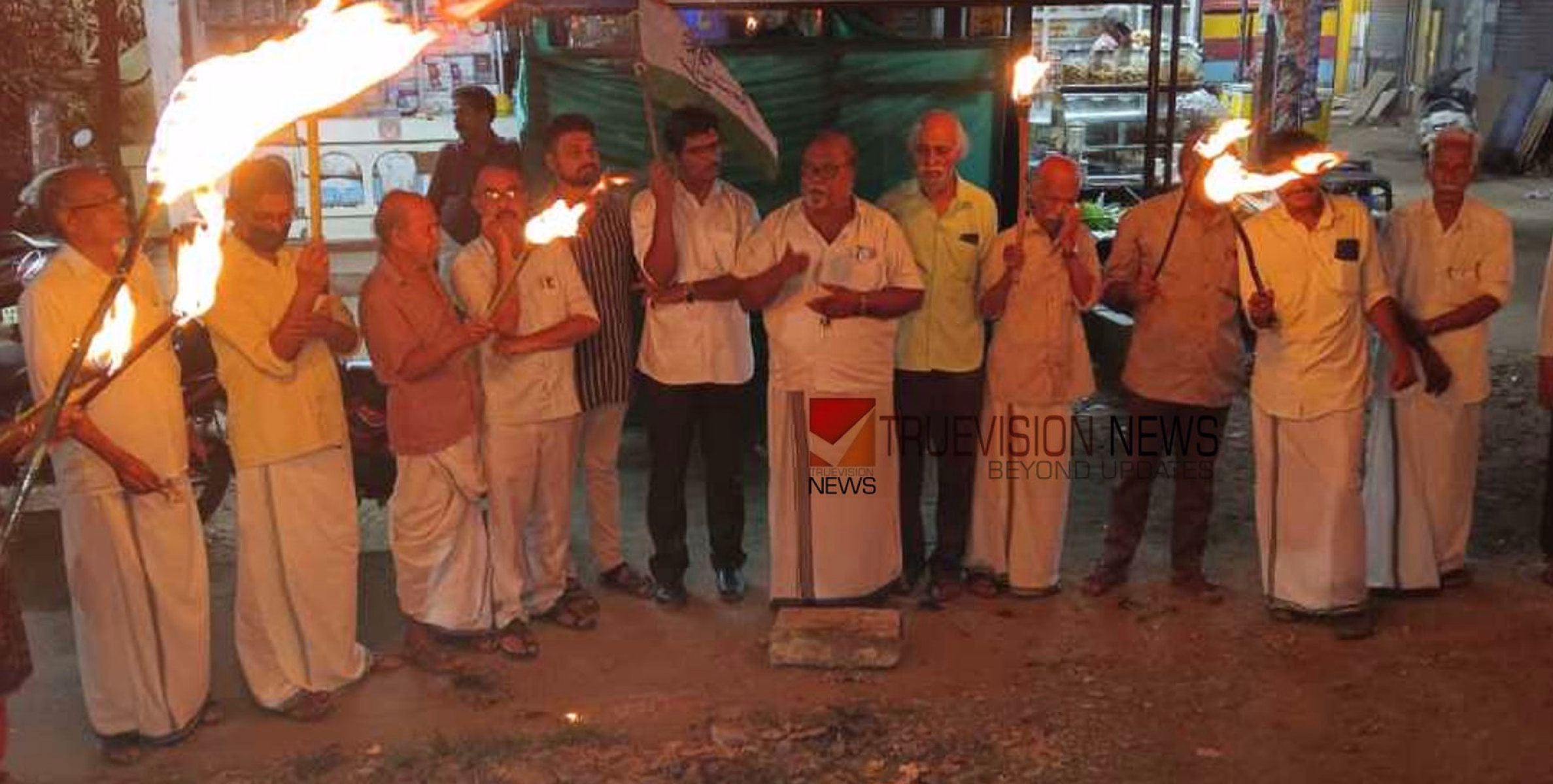  പ്രതിഷേധ കൂട്ടായ്മ; ആശാവർക്കർമാർക്ക് ഐക്യദാർഢ്യം പ്രകടിപ്പിച്ച് കോൺഗ്രസിന്റെ പന്തം കൊളുത്തി പ്രകടനം 