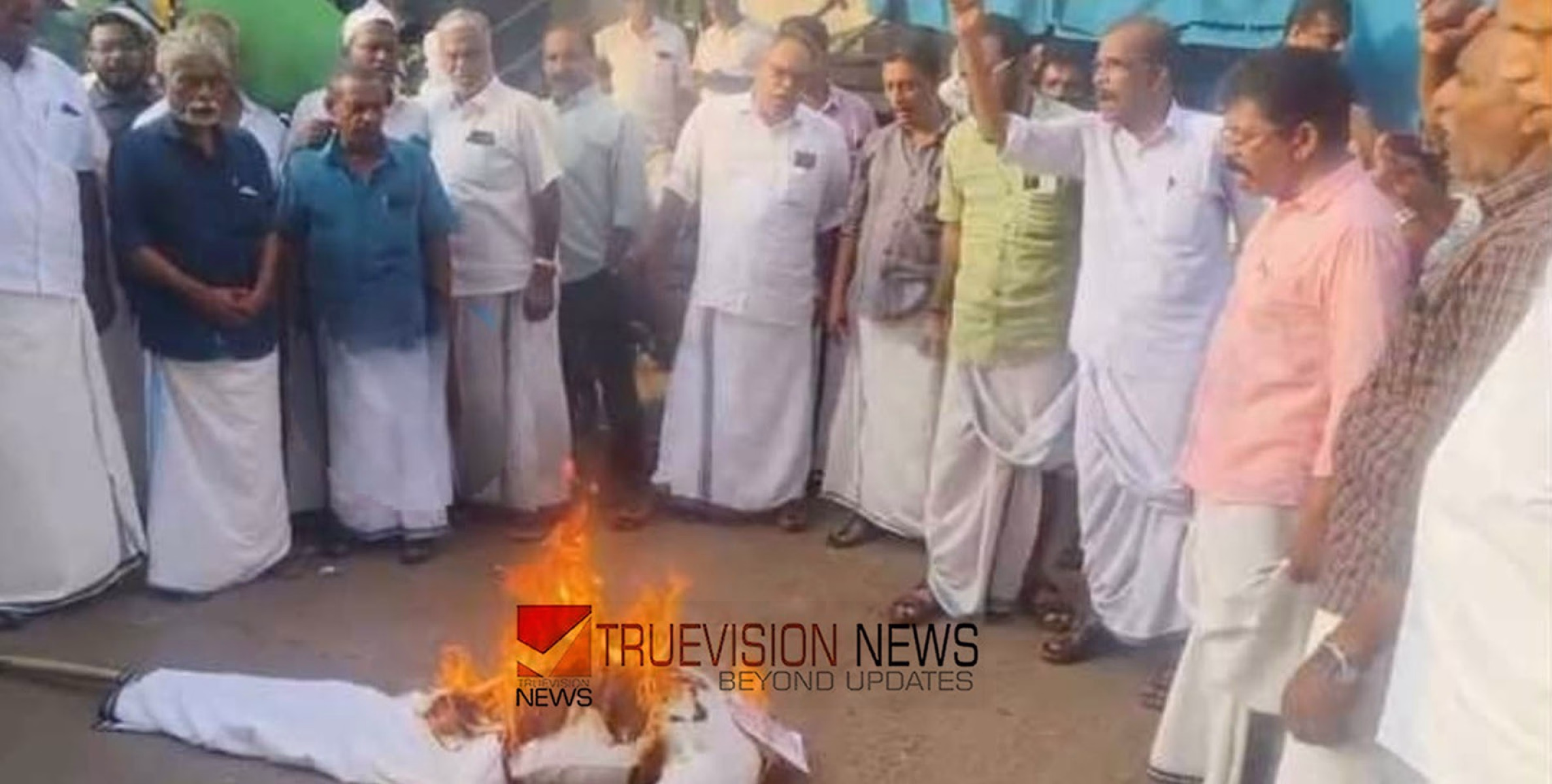 മാസപ്പടി വിവാദം; അഴിയൂരിൽ മുഖ്യമന്ത്രിയുടെ കോലം കത്തിച്ച്  ജനകീയ മുന്നണി