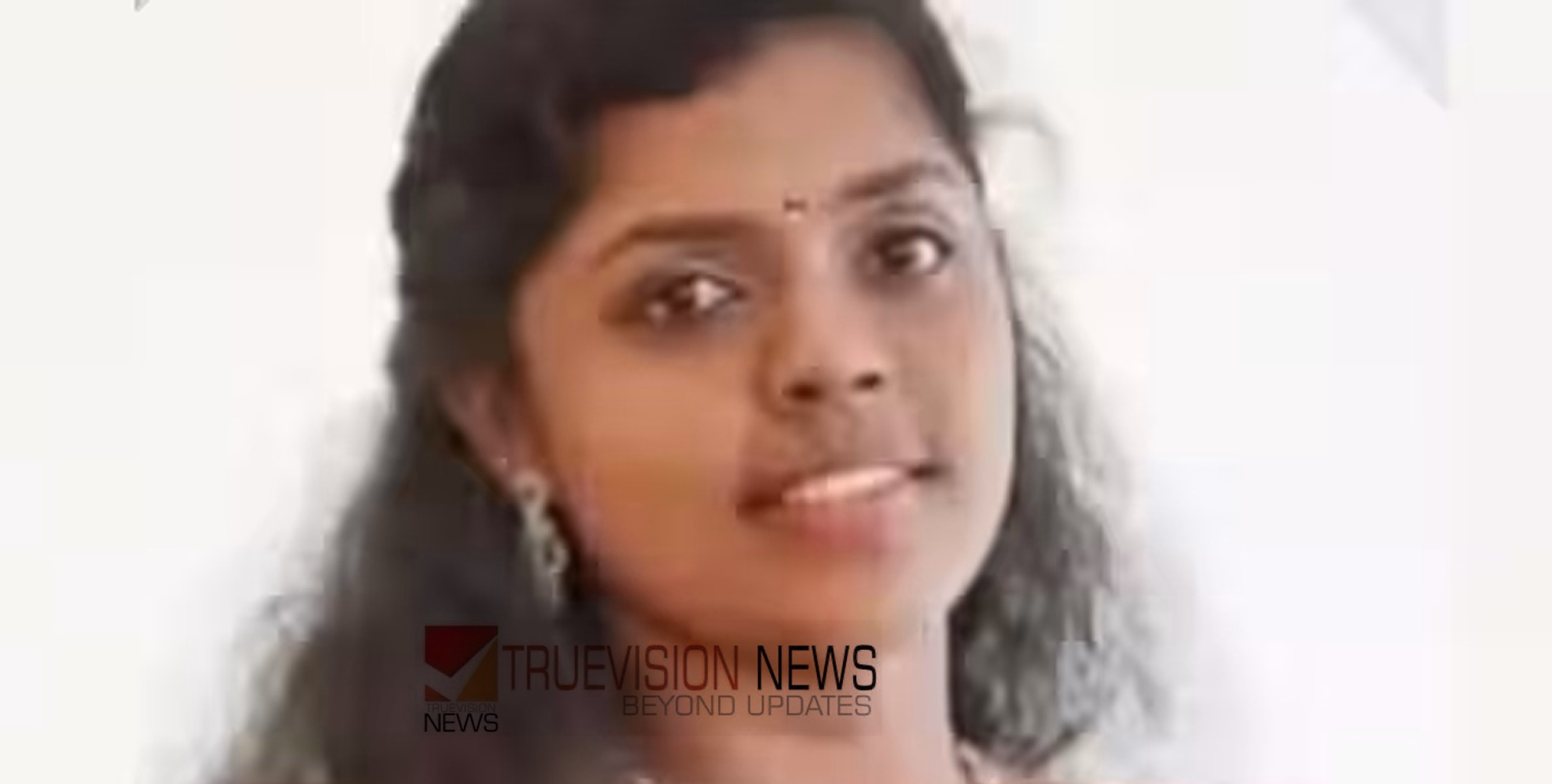 ബന്ധു വീട്ടിൽ പോയി മടങ്ങും വഴി അപകടം; ബുള്ളറ്റും കാറുമായി കൂട്ടിയിടിച്ച് നവവധു മരിച്ചു