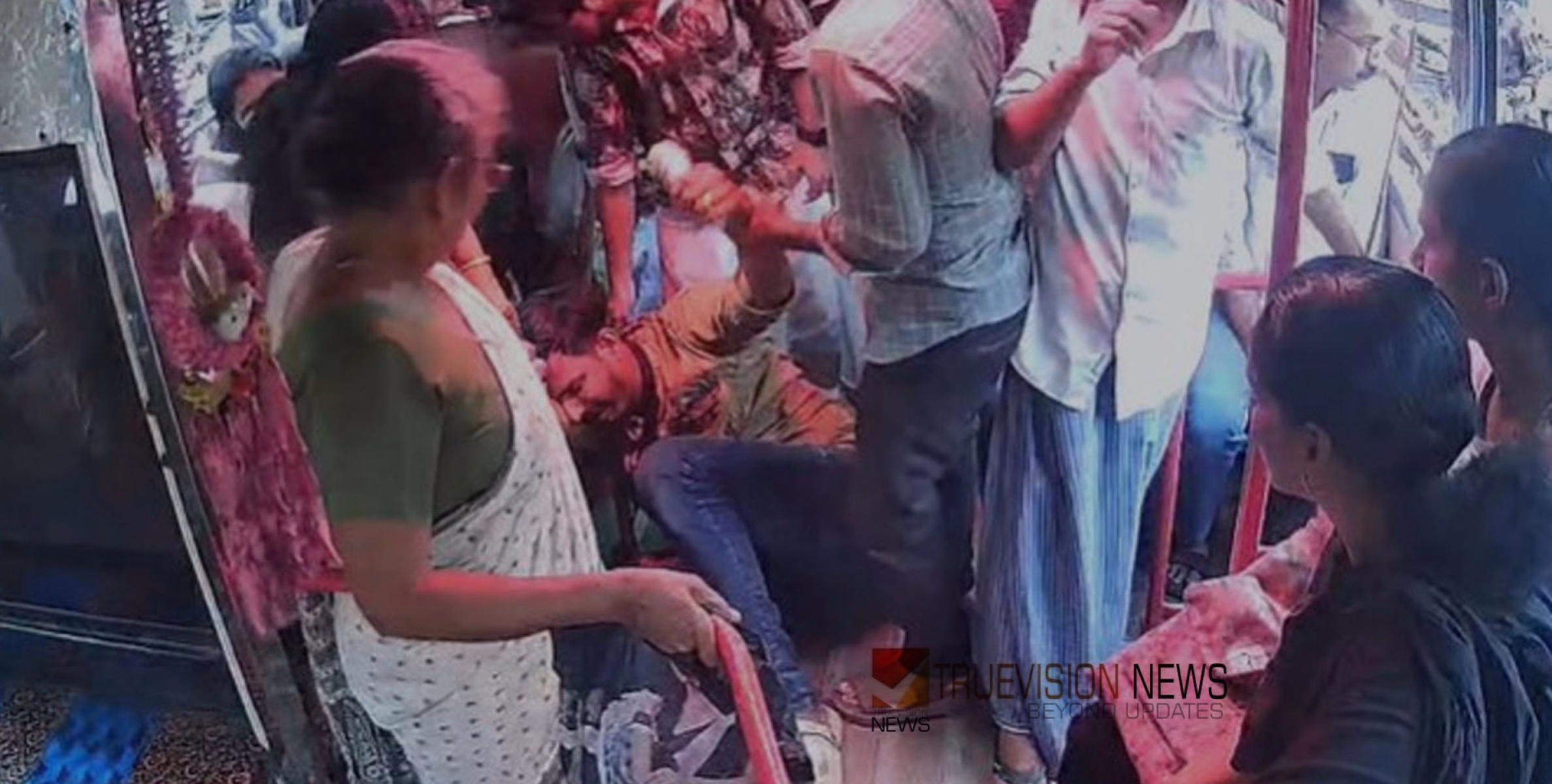 തലശ്ശേരിയിൽ നിന്ന് കോഴിക്കോട്ടേക്കും ഇരിട്ടിയിലേക്കും ബസ് ഓടില്ല; തൊട്ടിൽപ്പാലം ബസ് കണ്ടക്ടറെ മർദ്ദിച്ച കേസ്, അനിശ്ചിതകാല ബസ് സമരം കൂടുതൽ റൂട്ടുകളിലേക്ക്