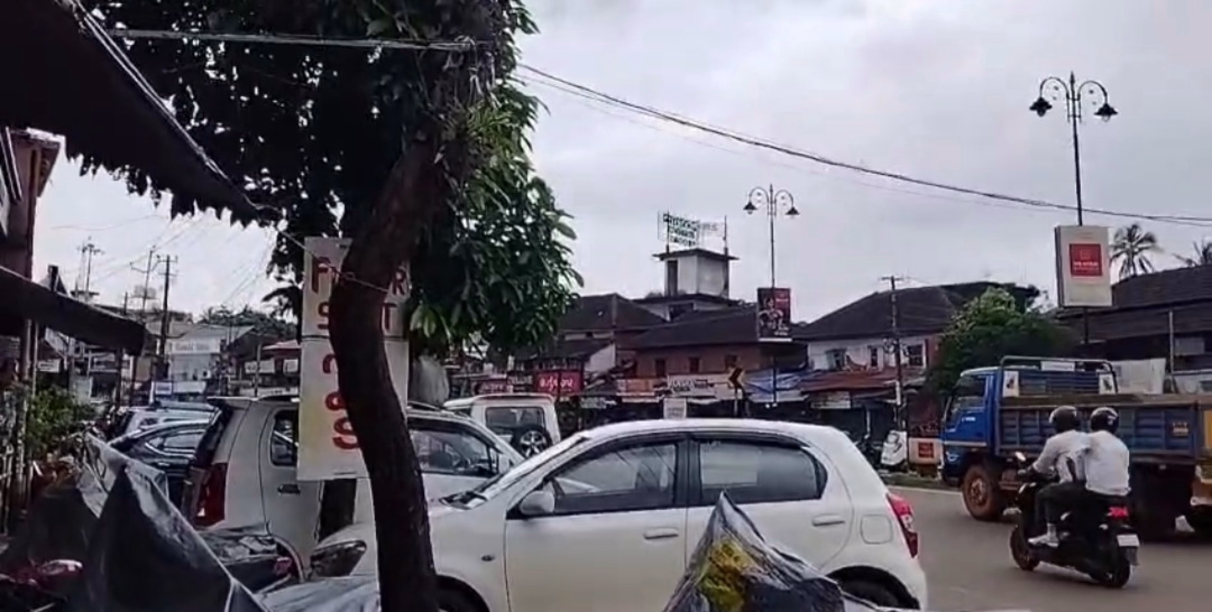 ഇരിട്ടി പാലത്തിന് സമീപം അപകട ഭീഷണി ഉയർത്തി ഉണങ്ങിയ മരം