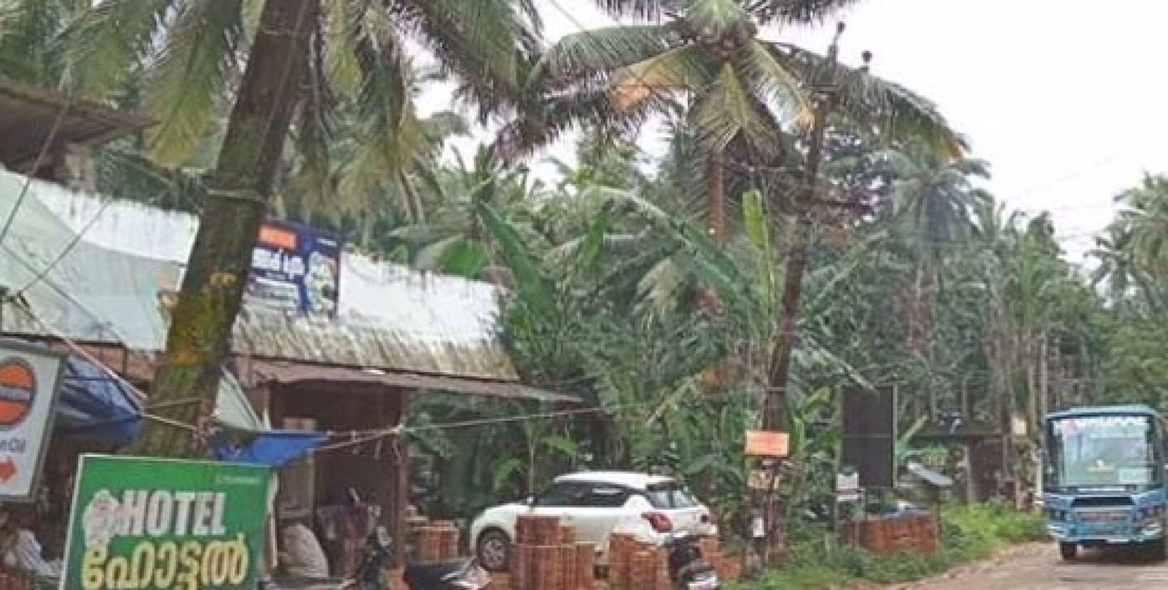 അധികൃതരേ കണ്ണ് തുറക്കൂ; അരൂരിൽ അപകടം പതിയിരിക്കുന്ന വൈദ്യുതി പോസ്റ്റുകൾ, നാട്ടുകാർ ഭീതിയിൽ 