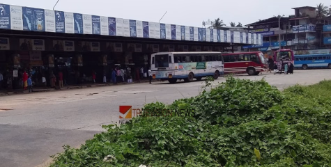 വടകരയിൽ ബസ് ജീവനക്കാരുടെ മിന്നൽ പണി മുടക്ക്; യാത്രക്കാര്‍ വലഞ്ഞു; തൊഴിലാളി ആക്രമിക്കപ്പെട്ടതിൽ പ്രതിഷേധം