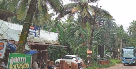 അധികൃതരേ കണ്ണ് തുറക്കൂ; അരൂരിൽ അപകടം പതിയിരിക്കുന്ന വൈദ്യുതി പോസ്റ്റുകൾ, നാട്ടുകാർ ഭീതിയിൽ 