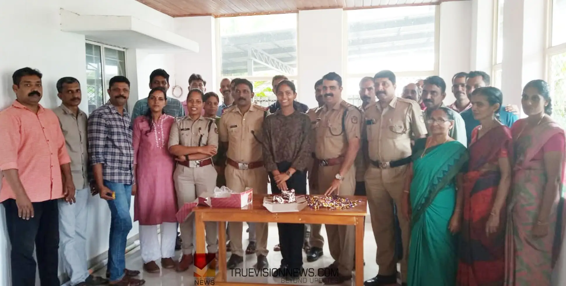 #policestation | ഉള്ളു പൊള്ളിച്ച വാക്കുകൾ; നിറപുഞ്ചിരിയും മധുരവുമായി നവനിയെത്തി പൊലീസ് സ്റ്റേഷനിലേക്ക് 
